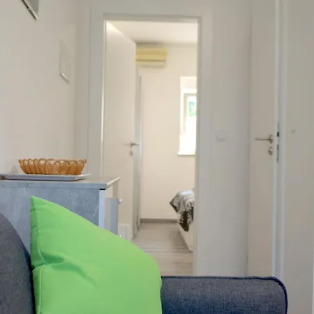 Nearby Beach, Mariane 95 * Preko